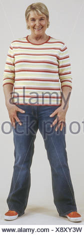 Seniorin in Jeans und Pulli (model-released)
