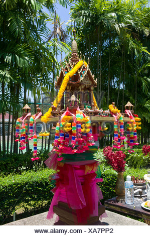 Thai spirit house; san phra phum (Thai: ศาลพระภูม)ิ in a garden Stock ...
