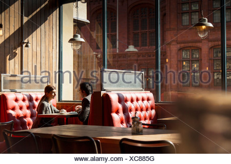 https://l450v.alamy.com/450v/xc885g/couple-sitting-in-restaurant-booth-xc885g.jpg