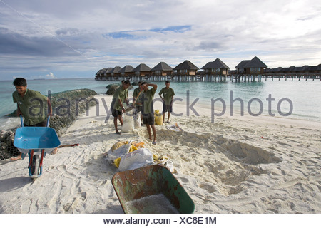 Maldivians Fortify The Sandy Beaches As A Protection Against Tsunamis And Currents Maldives Stock Photo Alamy