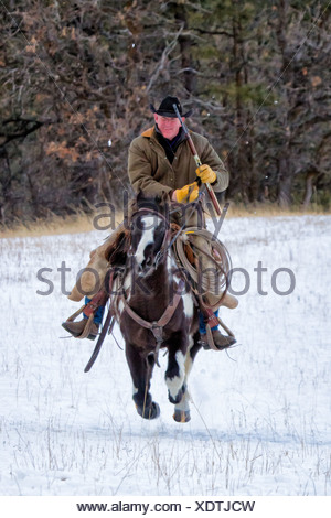 A cowboy on horseback with his rifle Stock Photo: 21241674 - Alamy