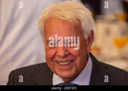 Madrid, Spanien. Dezember 2024. Felipe Gonzalez, ehemaliger Präsident Spaniens, lächelt während des vom New Economy Forum im Mandarin Oriental Ritz Hotel veranstalteten Frühstücks-Briefings in Madrid. (Foto: Luis Soto/SOPA Images/SIPA USA) Credit: SIPA USA/Alamy Live News Stockfoto