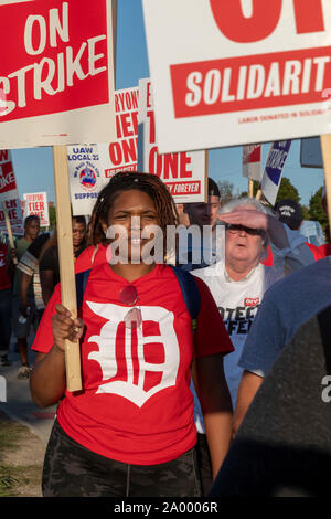 Detroit, Michigan, USA - 18. September 2019 - Gemeinschaft Unterstützer und Mitglieder anderer Gewerkschaften trat der Streikposten an der Detroit-Hamtramck Montagewerk in Solidarität mit 46.000 streikende Arbeiter von General Motors. Die United Auto Workers schlug das Unternehmen am 16. September. Das Werk Detroit-Hamtramck ist einer jener, dass GM sagt, dass es in der Nähe. Hauptthemen des Streiks gehören Werksschliessungen, Löhne, das zweistufige zahlen Struktur, und Gesundheitsversorgung. Quelle: Jim West/Alamy leben Nachrichten Stockfoto