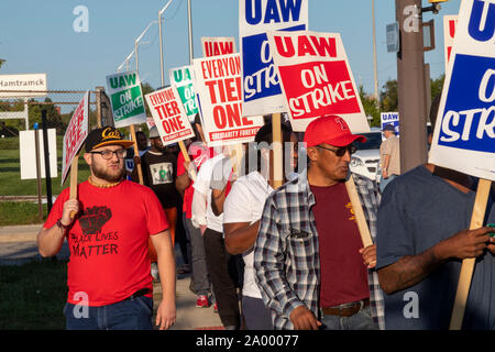 Detroit, Michigan, USA - 18. September 2019 - Gemeinschaft Unterstützer und Mitglieder anderer Gewerkschaften trat der Streikposten an der Detroit-Hamtramck Montagewerk in Solidarität mit 46.000 streikende Arbeiter von General Motors. Die United Auto Workers schlug das Unternehmen am 16. September. Das Werk Detroit-Hamtramck ist einer jener, dass GM sagt, dass es in der Nähe. Hauptthemen des Streiks gehören Werksschliessungen, Löhne, das zweistufige zahlen Struktur, und Gesundheitsversorgung. Quelle: Jim West/Alamy leben Nachrichten Stockfoto