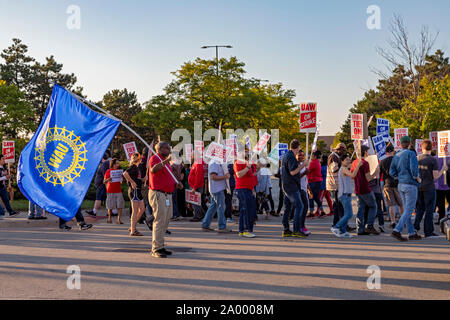 Detroit, Michigan, USA - 18. September 2019 - Gemeinschaft Unterstützer und Mitglieder anderer Gewerkschaften trat der Streikposten an der Detroit-Hamtramck Montagewerk in Solidarität mit 46.000 streikende Arbeiter von General Motors. Die United Auto Workers schlug das Unternehmen am 16. September. Das Werk Detroit-Hamtramck ist einer jener, dass GM sagt, dass es in der Nähe. Hauptthemen des Streiks gehören Werksschliessungen, Löhne, das zweistufige zahlen Struktur, und Gesundheitsversorgung. Quelle: Jim West/Alamy leben Nachrichten Stockfoto