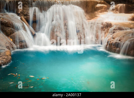Schönen Wasserfall Huai Mae Khamin in der Provinz Kanchanaburi im Westen von Thailand Stockfoto