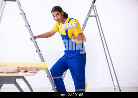 Der junge Mann an der Renovierung zu Hause Stockfoto