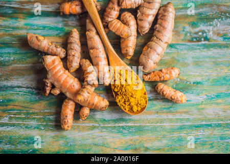 Kurkuma Wurzel und Kurkuma Pulver auf Farbe Holz- Hintergrund Stockfoto