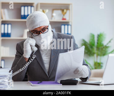 Bandagierte Geschäftsmann Arbeiter, die im Büro tun Schreibarbeit Stockfoto