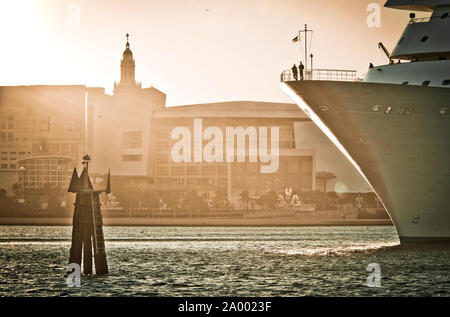 Kreuzfahrtschiff im Hafen von Miami Stockfoto