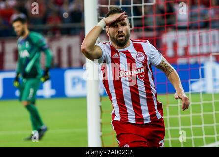 Piräus, Griechenland. 18 Sep, 2019. Olympiakos Piräus' Mathieu Valbuena feiert sein Ziel während der UEFA Champions League Gruppe B Fußballspiel zwischen Olympiakos Piräus und Tottenham in Piräus, Griechenland, Sept. 18, 2019 statt. Credit: Panagiotis Moschandreou/Xinhua Stockfoto