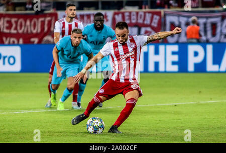 Piräus, Griechenland. 18 Sep, 2019. Olympiakos Piräus' Mathieu Valbuena zählt einen Elfmeter während der UEFA Champions League Gruppe B Fußballspiel zwischen Olympiakos Piräus und Tottenham in Piräus, Griechenland, Sept. 18, 2019 statt. Credit: Panagiotis Moschandreou/Xinhua Stockfoto