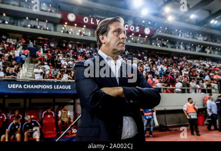 Piräus, Griechenland. 18 Sep, 2019. Olympiakos Piräus' Head Coach Pedro Martins reagiert vor dem UEFA Champions League Gruppe B Fußballspiel zwischen Olympiakos Piräus und Tottenham in Piräus, Griechenland, Sept. 18, 2019 statt. Credit: Panagiotis Moschandreou/Xinhua Stockfoto