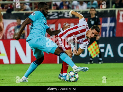 Piräus, Griechenland. 18 Sep, 2019. Olympiakos Piräus" Daniel Podence (R) Mias für die Kugel während der UEFA Champions League Gruppe B Fußballspiel zwischen Olympiakos Piräus und Tottenham in Piräus, Griechenland, Sept. 18, 2019 statt. Credit: Panagiotis Moschandreou/Xinhua Stockfoto