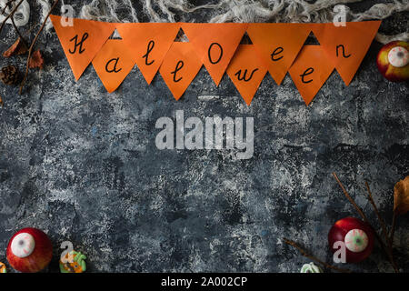 Kreative Halloween Hintergrund mit trockenen Zweigen, Herbstblätter und gruselig Marshmallow Süßigkeiten. Ansicht von oben. Für Text platzieren. Stockfoto