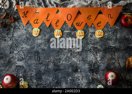 Kreative Halloween Hintergrund mit trockenen Zweigen, Herbstblätter und gruselig Marshmallow Süßigkeiten. Ansicht von oben. Für Text platzieren. Stockfoto