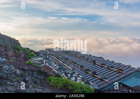 Hotel am Mt. Fuji. Schöne Landschaft mit bewölktem Himmel Blick vom Gipfel des Mt. Fuji, Japan. Stockfoto