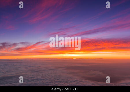 Schönen Sonnenaufgang vom Gipfel des Mount Fuji, Japan gesehen. Am Morgen goraiko genannt wird, "Ankunft des Lichts". Stockfoto