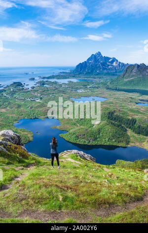 Eine aktive und attraktive Frau Wanderungen die wunderschöne Wanderwege über die Städte von Kabelvag und Svolvaer auf den Lofoten norwegen. Stockfoto