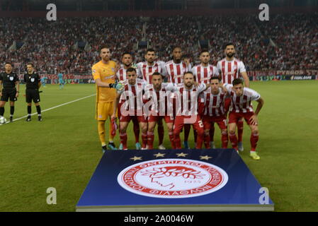 Piräus, Griechenland. 18 Sep, 2019. Team von Olympiakos Piräus vor dem Start des Spiels. (Foto von Dimitrios Karvountzis/Pacific Press) Quelle: Pacific Press Agency/Alamy leben Nachrichten Stockfoto