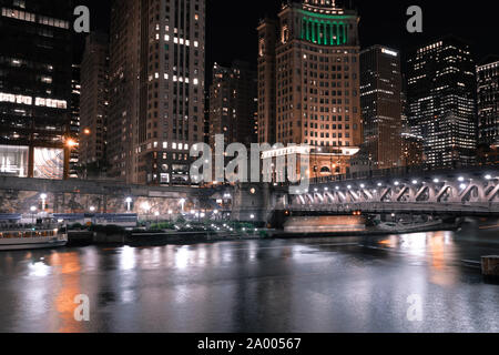 Lange Exposition der Riverwalk und Chicago River unter der Michigan Ave., in der Nacht in der Innenstadt von Chicago, IL 09/13/19. Stockfoto