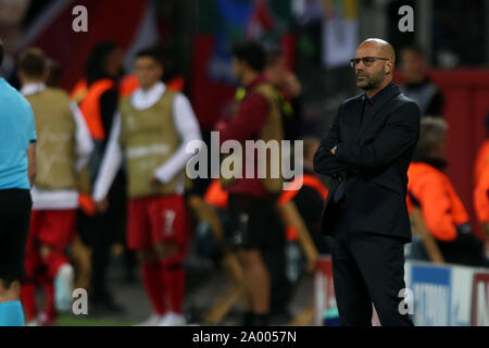 Leverkusen, Deutschland. 18 Sep, 2019. Head Coach Peter Bosz von Bayer 04 Leverkusen schaut während der UEFA Champions League Gruppe D Match zwischen Bayer Leverkusen und Lokomotive Moskau in der BayArena. (Endstand: Bayer Leverkusen 1-2 Lokomotiv Moskva) Credit: SOPA Images Limited/Alamy leben Nachrichten Stockfoto