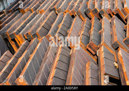 Baumaterial - Stapel Holz Bohlen, Brettern. Stapel alte Holzpaletten Stockfoto