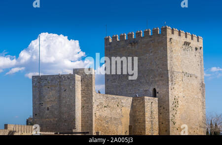 Alcala la Real Antenne panorama Blick auf den mittelalterlichen ruiniert hilltop Festung aus dem Arabischen Zeiten in Andalusien, Spanien in der Nähe von Granada Stockfoto