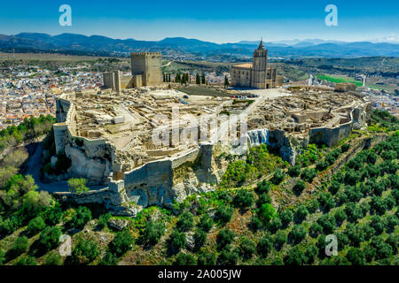 Alcala la Real Antenne panorama Blick auf den mittelalterlichen ruiniert hilltop Festung aus dem Arabischen Zeiten in Andalusien, Spanien in der Nähe von Granada Stockfoto