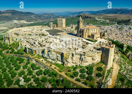 Alcala la Real Antenne panorama Blick auf den mittelalterlichen ruiniert hilltop Festung aus dem Arabischen Zeiten in Andalusien, Spanien in der Nähe von Granada Stockfoto