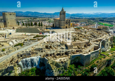 Alcala la Real Antenne panorama Blick auf den mittelalterlichen ruiniert hilltop Festung aus dem Arabischen Zeiten in Andalusien, Spanien in der Nähe von Granada Stockfoto