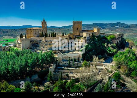 Alcala la Real Antenne panorama Blick auf den mittelalterlichen ruiniert hilltop Festung aus dem Arabischen Zeiten in Andalusien, Spanien in der Nähe von Granada Stockfoto