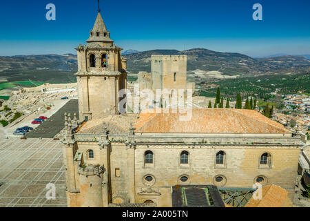 Alcala la Real Antenne panorama Blick auf den mittelalterlichen ruiniert hilltop Festung aus dem Arabischen Zeiten in Andalusien, Spanien in der Nähe von Granada Stockfoto