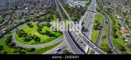 Monash Freeway und Wellington Road Interchange in Mulgrave Vorort - Luftbild Panorama Landschaft Stockfoto