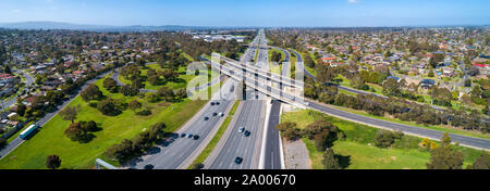 Antenne Panorama der Monash Freeway und Wellington Road Interchange in Mulgrave Vorort von Melbourne, Australien Stockfoto