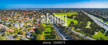 Antenne Panorama von typischen Suburban Area in Melbourne, Australien, an einem sonnigen Tag Stockfoto