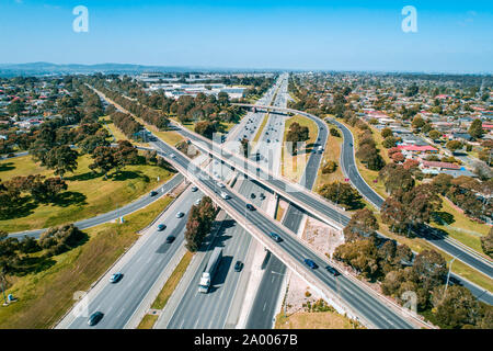 Gerade Autobahn durch Austausch in Melbourne, Australien vorbei - Luftbild Stockfoto