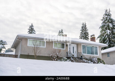 Durchschnittliche Nordamerikanische Haus im Schnee im Winter bewölkter Tag Stockfoto