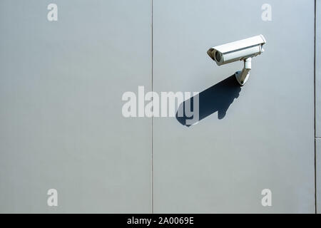 Überwachung an der Wand montierten Kamera für den Außeneinsatz mit harten Tageslicht, Schatten und Platz kopieren Stockfoto