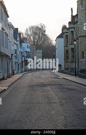 Ansicht der alten Holywell Street in Oxford, England nach Osten zu Magdalen College. New College auf der rechten Seite und traditionelle Häuser auf der linken Seite Stockfoto