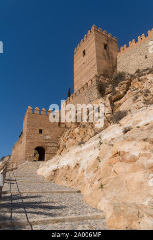 Almeria mittelalterlichen Burg Panorama mit blauem Himmel aus der Luft in Andalusien Spanien ehemalige arabische Festung Stockfoto