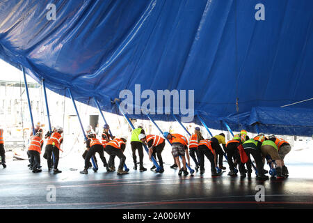 Sydney, Australien. 19. September 2019. Cirque du Soleil der Neuen, weißen und grauen Big Top wurde angehoben, um die Ankunft der KURIOS - Kabinett der Kuriositäten zu markieren. Medien Fotografen und Reporter waren eingeladen, die Hebung der Big Top Zeugnis und die Einrichtung von Reisen Cirque du Soleil Dorf. Mehr als 60 Techniker angehoben mehr als 100 Metall Stangen im letzten Schritt des Gebäudes das Dach des "Grand Chapiteau". Die Big Top steht etwa 20 Meter (56 Fuß) hoch und ist 51 Meter (164 Fuß) im Durchmesser. Credit: Richard Milnes/Alamy leben Nachrichten Stockfoto