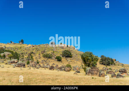 Australische schönen Sommer Landschaft. Rocky Hill Weide australischen Landschaft im sonnigen Tag gegen den blauen Himmel. Platz kopieren Stockfoto