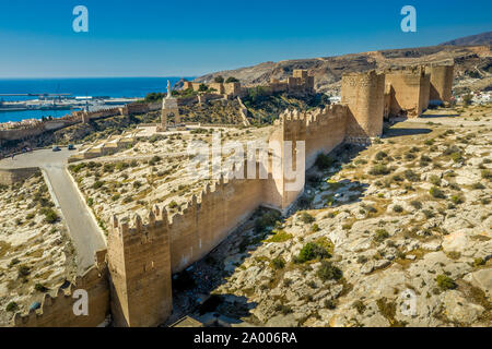 Almeria mittelalterlichen Burg Panorama mit blauem Himmel aus der Luft in Andalusien Spanien ehemalige arabische Festung Stockfoto