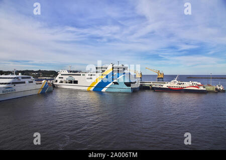 Colonia del Sacramento/Uruguay - 01 Mai 2016: Die Fähre am Fluss La Plata Stockfoto