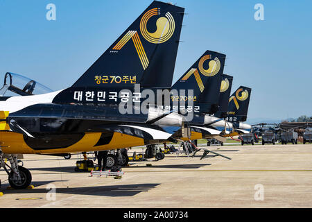 Die Republik Korea Air Force 53 d Air Demonstration Gruppe schwarz Flugzeuge Adler beruht auf der Flightline, Sept. 18, 2019, am Osan Flughafen, ROK. Die T-50 B Golden Eagle aerobatic Team Schlagzeile der Osan Flughafen Tag, Sept. 21. Die Veranstaltung feiert die US-ROK-Allianz und verfügt über Antenne Performances, statische zeigt und eine Vielzahl von Festlichkeiten. (U.S. Air Force Foto: Staff Sgt. Greg Nash) Stockfoto