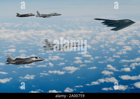 A B-2A Spirit Bomber der 509th Bomb Wing zugeordnet führt ein Delta Formation bestehend aus zwei F-15C Adler zugeordnet zu der 48th Fighter Wing und zwei Royal Air Force F-35B Blitze, wie sie Antenne durchführen über der Nordsee Sept. 16, 2019. Der 48Th Fighter Wing und der Royal Air Force routinemäßig mit integriertem 4. und 5. Generation Zug zum europäischen Verbündeten und Partnern volles Spektrum Air Combat Support zu liefern. (U.S. Air Force Foto/Tech. Sgt. Matthäus Plew) Stockfoto