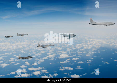 Ein delta Formation, bestehend aus einer B-2A Spirit Bomber der 509th Bomb Kotflügel, zwei F-15C Adler zugeordnet zu der 48th Fighter Wing und zwei Royal Air Force F-35B Blitze, wie sie die Luftbetankung Operationen mit einer KC-135 Stratotanker zum 100Luftbetankung Flügel über der Nordsee Sept. 16, 2019 zugewiesenen Verhalten zugeordnet. Der 48th Fighter Wing und der Royal Air Force routinemäßig Zug mit integrierten 4. und 5. Generation der europäischen Verbündeten und Partnern volles Spektrum Air Combat Support zu liefern. (U.S. Air Force Foto/Tech. Sgt. Matthäus Plew) Stockfoto