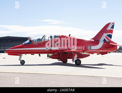 PETERSON AIR FORCE BASE, Colo - ein Mitglied der Royal Air Force demonstration Team, die roten Pfeile, Wellen aus dem Cockpit eines Hawk T1 Flugzeug Sept. 16, 2019 bei Peterson Air Force Base, Colorado. Die Mannschaft blieb in der base kurz als Teil der North American Tour. (U.S. Air Force Foto von Heather Heiney) Stockfoto