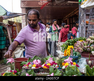 Ein Mann, die Blumen für pujas in der Nähe einen Tempel in Chandni Chowk, New Delhi, am späten Nachmittag. Stockfoto